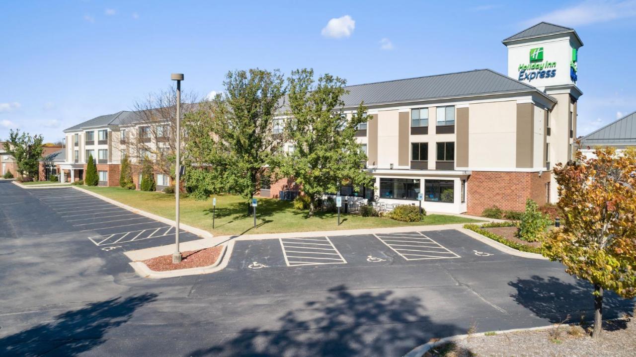 Holiday Inn Express - Delafield By Ihg Exterior foto